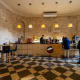 ...e delle nicchie verticali nel muro dietro il bancone del bar